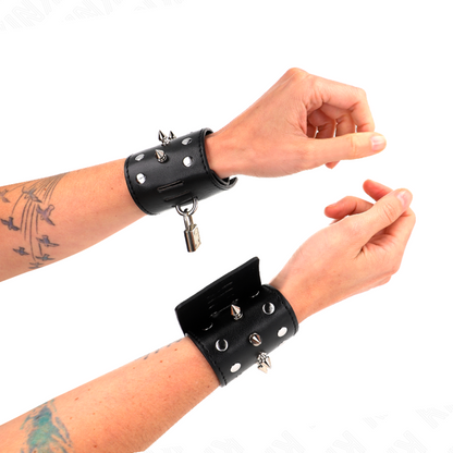 KINK - SUJECIONES DE MUÑECA PUNK CON PUNTOS 25 X 6 CM